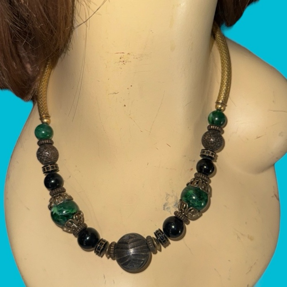 💗VINTAGE GREEN BLACK‎ STONES GOLD UNIQUE Vintage  NECKLACE